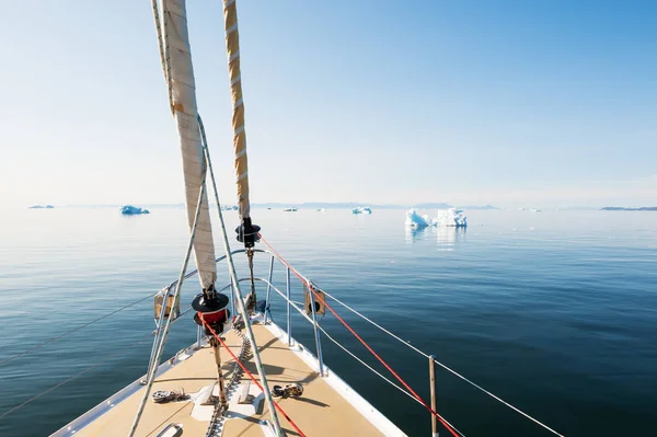 Viajar en yate en Groenlandia — Foto de Stock