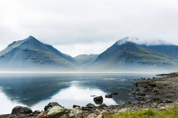 Góry na wybrzeżu Oceanu Atlantyckiego, Islandia — Zdjęcie stockowe