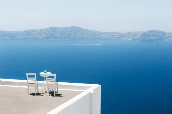 Два стільці на терасі з видом на море . — стокове фото