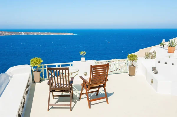 Dwa krzesła na tarasie z widokiem na morze. — Zdjęcie stockowe
