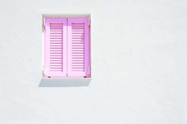 Mur blanc et fenêtre avec volets roses . — Photo