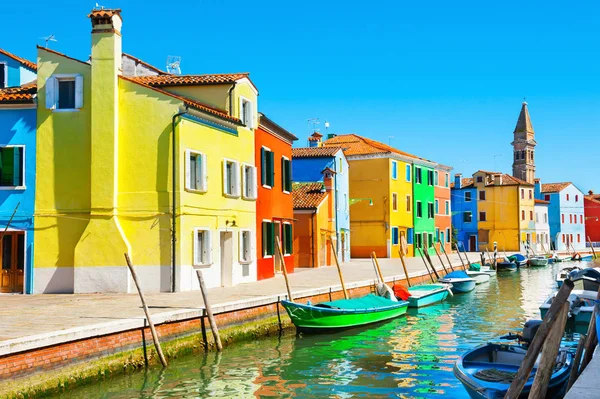 Natursköna kanalen och färgglada hus i Burano, Italien — Stockfoto