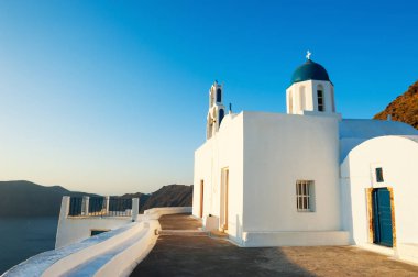 Santorini Adası 'ndaki beyaz kilise.