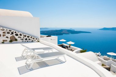 İki şezlong terasta. Santorini Island, Yunanistan. 