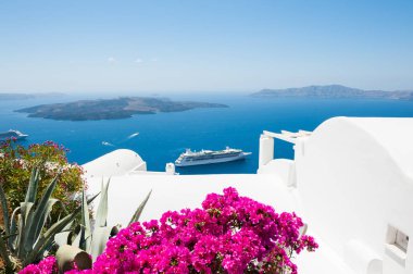 Yunanistan 'ın Santorini adasında beyaz mimari.