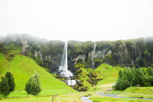 Vattenfall i bergen, södra Island. — Stockfoto