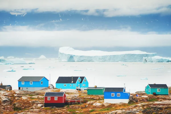 Колоритні будинку і бухту з айсбергів, Гренландія — стокове фото