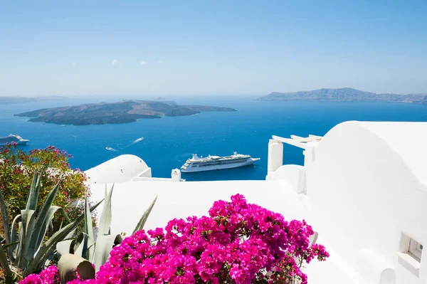 Bílá architektura na ostrově Santorini, Řecko. — Stock fotografie