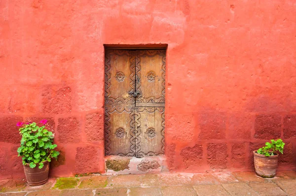 Mur rouge et vieille porte en bois — Photo