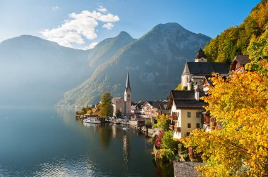 Avusturya Alplerinde Hallstatt köyünde Güz