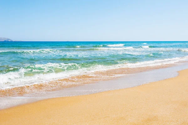 Schöner Strand auf Betoninsel, Griechenland — Stockfoto