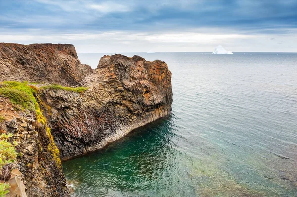 Basalt cliffs, western Greenland — Stock Photo, Image