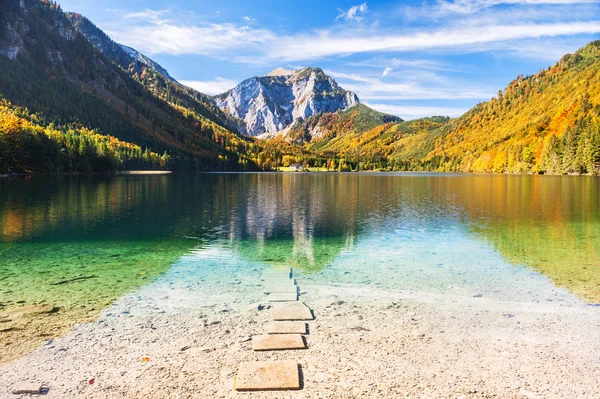 Hermoso lago Vorderer Langbathsee en los Alpes austríacos . — Foto de Stock