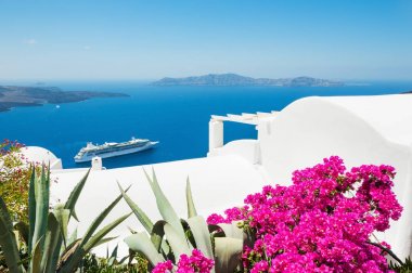 Yunanistan 'ın Santorini adasında beyaz mimari. 