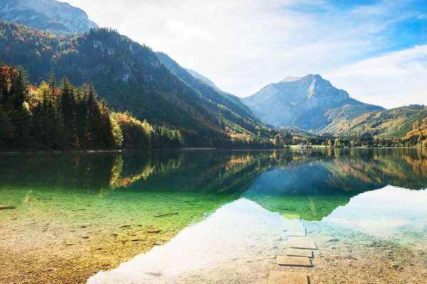 Vorderer Langbathsee meer in de Oostenrijkse Alpen. — Stockfoto