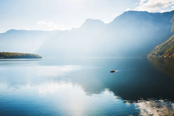 Hallstatter tó osztrák Alpokban napkeltekor — Stock Fotó