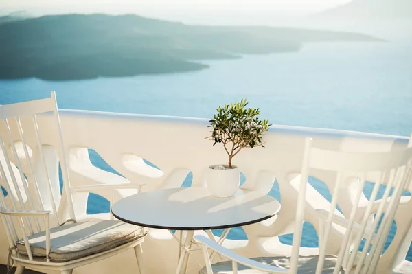 Due sedie e tavolo sulla terrazza con vista mare . — Foto Stock