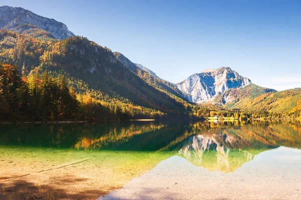 Lago Vorderer Langbathsee en los Alpes austríacos — Foto de Stock