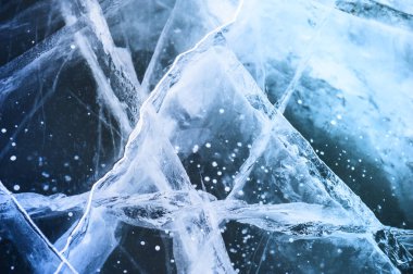 Donmuş göldeki buz. 