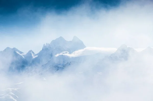 Montañas cubiertas de nieve al atardecer . — Foto de Stock