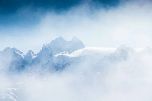 Montanhas cobertas de neve ao pôr do sol . — Fotografia de Stock