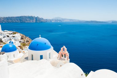 Yunanistan 'ın Santorini adasında beyaz mimari. 