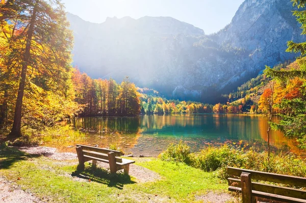 Hermoso lago en los Alpes austríacos . — Foto de Stock