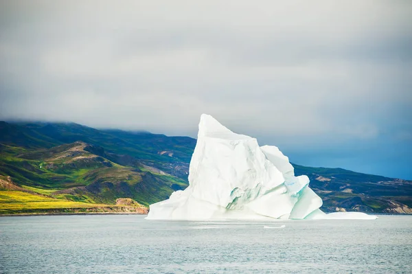 Grande iceberg galleggiante vicino all'isola di Disco, Groenlandia occidentale — Foto Stock