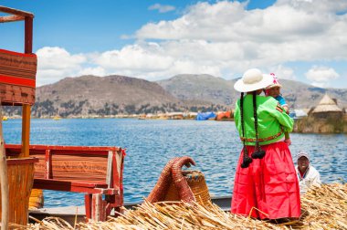 Titicaca gölü, Peru Uros yüzen adalarda üzerinde yerel halkın 