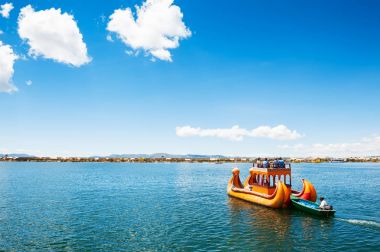 Geleneksel Totora tekne: Puno, Peru Titicaca gölü