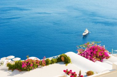 Yunanistan 'ın Santorini adasında beyaz mimari. 