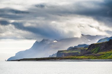 Dağlar deniz kenarı Batı Grönland