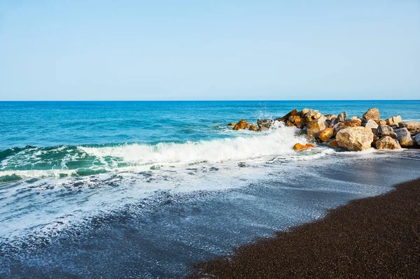 Beautiful beach on Santorini island, Greece. — Stock Photo, Image