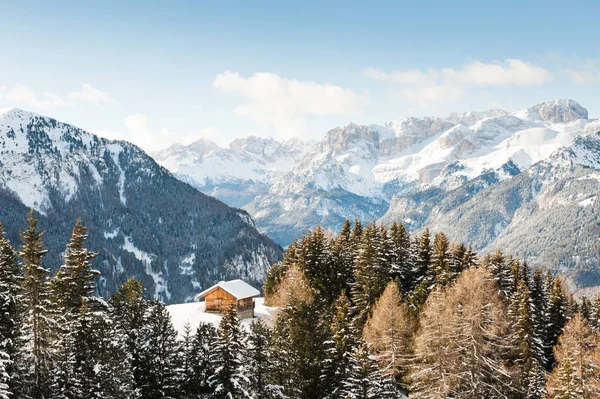 Trähus i Dolomiterna, Val di Fassa, Italien — Stockfoto