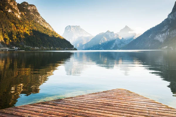 Hermoso lago Traunsee en los Alpes austríacos — Foto de Stock
