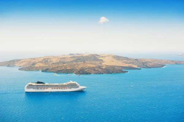 Navio de cruzeiro no mar — Fotografia de Stock