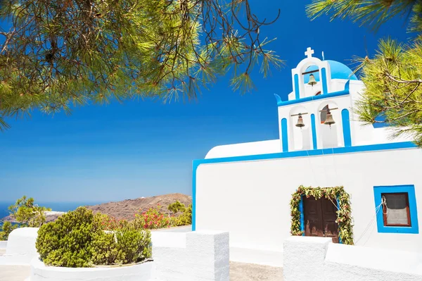 Chiesa bianca sull'isola di santorini, Grecia. — Foto Stock