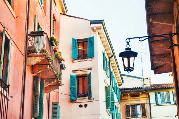 Schöne straße in verona, italien. — Stockfoto