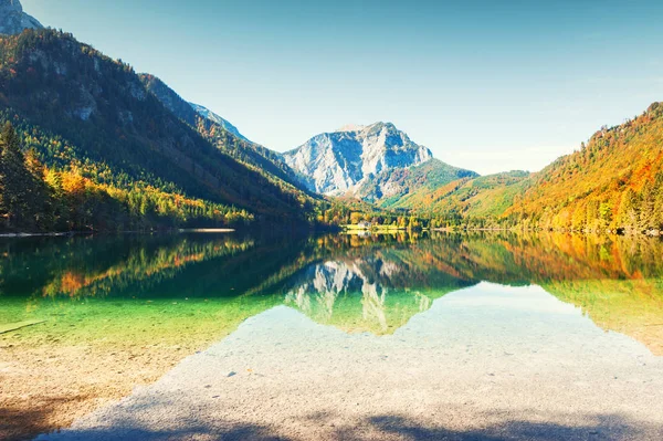 Lake in de bergen van de Alpen in het najaar — Stockfoto