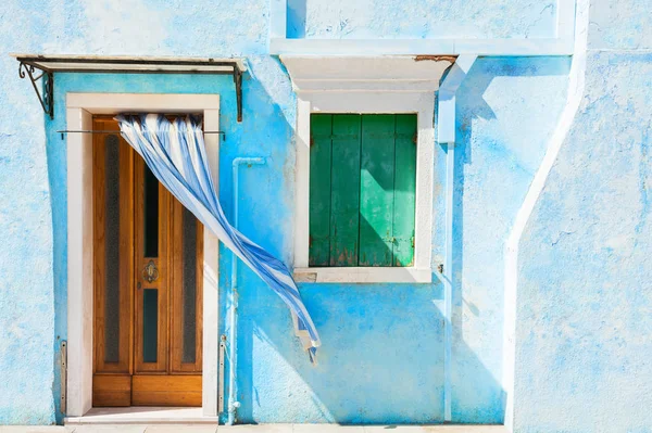 Голубая покрашенная стена дома. Бурано, Венице, Италия — стоковое фото