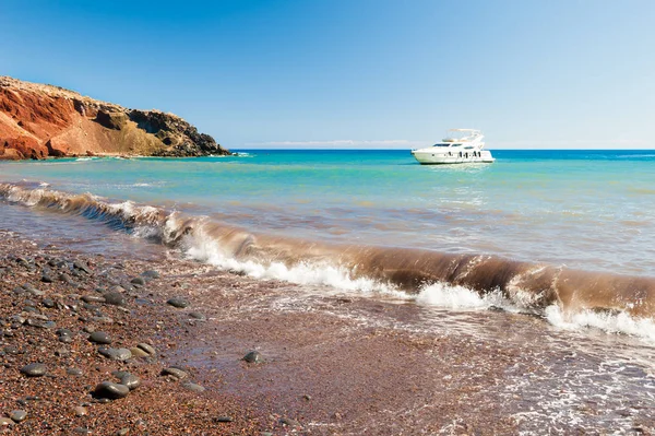 Red beach on Santorini island, Greece. — Stock Photo, Image