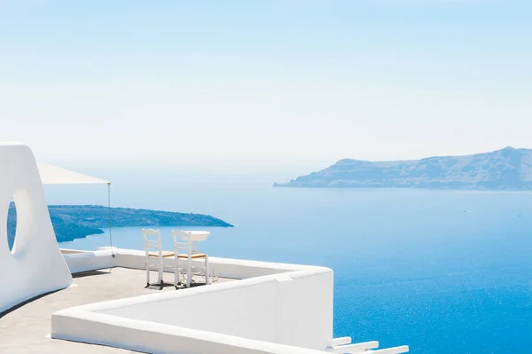 Dos sillas en la terraza con vistas al mar . —  Fotos de Stock