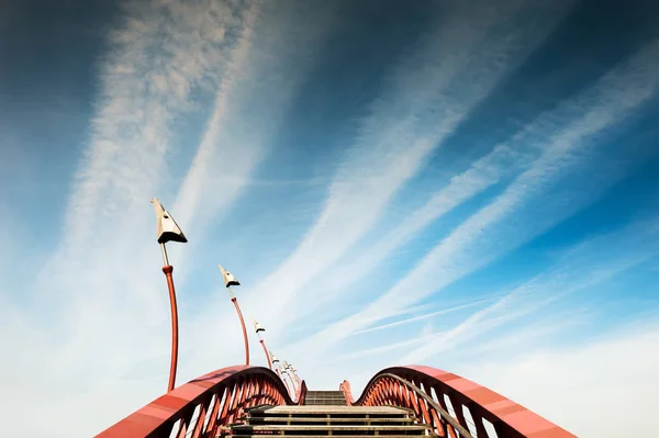 Современный мост против голубого неба — стоковое фото