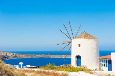 Beyaz yel değirmeni Santorini Island, Yunanistan