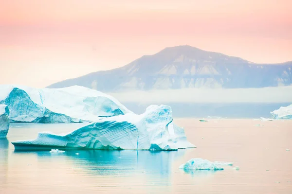 Grandes icebergs azuis na Groenlândia — Fotografia de Stock