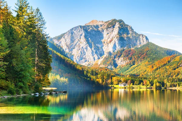Hermoso lago en los Alpes austríacos. Paisaje otoñal — Foto de Stock