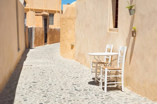 Accogliente strada nell'isola di Santorini, Grecia . — Foto Stock