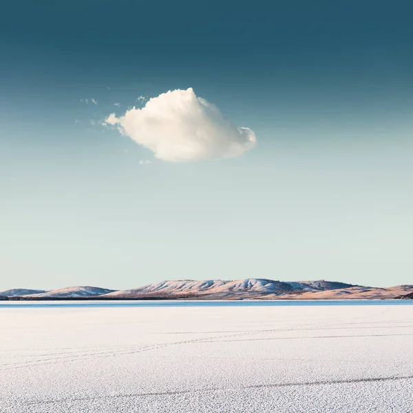 얼어붙은 호수를 통해 클라우드 — 스톡 사진