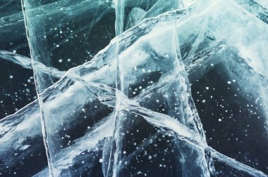 Donmuş göldeki buz. 