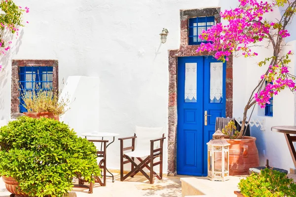 Традиционная бело-голубая греческая архитектура — стоковое фото